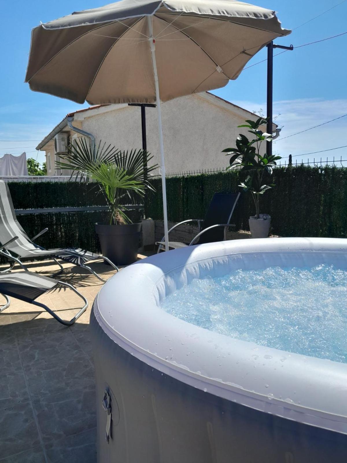 Apartment Mila With Jacuzzi Spa 普拉 外观 照片